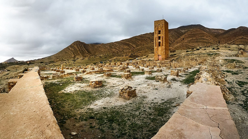 Minaret and ruins of Al Qal'a of Beni Hammad below the Hodna mountains