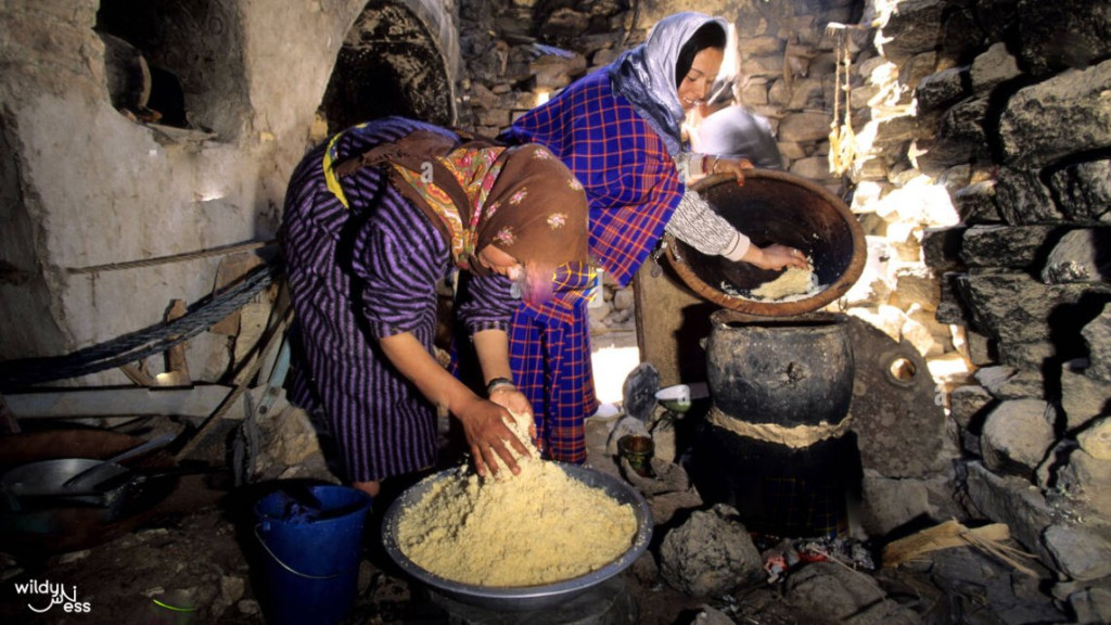 Local-woman-preparing-couscous-in-tataouin