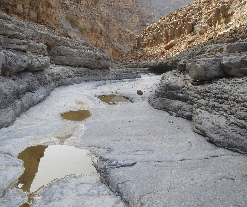 wadi-shah-rak-canyon-floor