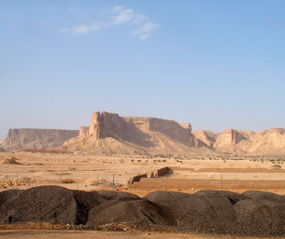 The-Tuwaiq-Escarpment-and-Al-Kharrarah